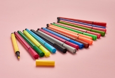 文具企業(yè)應(yīng)該針對消費(fèi)者關(guān)注點(diǎn)，將品牌策劃進(jìn)行差異化、個(gè)性化的創(chuàng)新